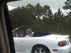 Déšť, blondýna a cabriolet...