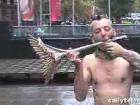 Bláznivý rekord: Australan spolykal 18 mečů naráz!