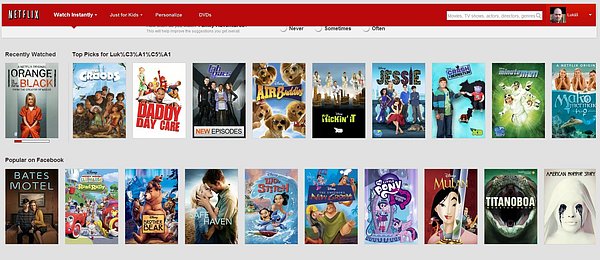 Úvodní stránka videopůjčovny Netflix. Tituly jsou zde netříděné a nemají v podstatě žádný řad.