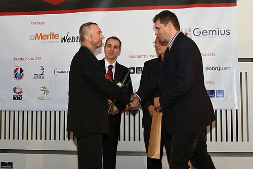 Daniel Peške přebírá ocenění Absolutní vítěz kategorie Firemní web roku 2014 pro PRE.