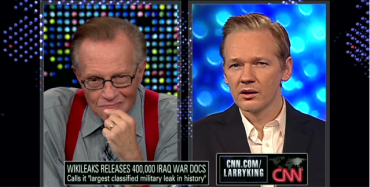 Julian Assange v rozhovoru s Larry Kingem o uvolnění 400 000 dokumentů o Irácké válce na CNN. Zdroj: CNN