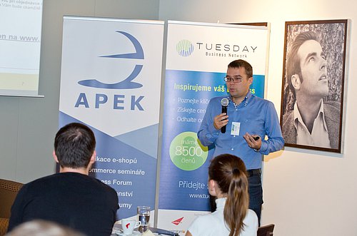 Petr Cikán přednáší na konferenci E-business forum