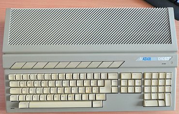 Počítač Atari 1040 STFM v celé své kráse.