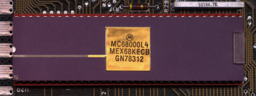 Slavný procesor Motorola 68000, který v 80. a 90. letech poháněl značné množství domácích počítačů. (zdroj: Wikipedia.com)