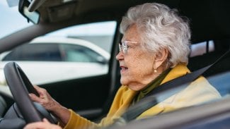 Změnila se hranice pro povinné zdravotní prohlídky řidičů seniorů