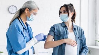 Nenechte se odradit od očkování proti černému kašli, radí těhotným epidemiologové