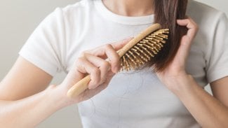 Ženy si do šamponů drtí antikoncepci. Nedělala bych to, říká lékařka