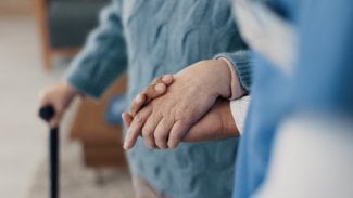 Pětina lidí leží v nemocnicích zbytečně. LDN však nemají kapacitu a rodiny péči nezvládají