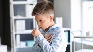 Černý kašel v okolí nebo v rodině: Co mají dělat rodiče a co školy kvůli šířící se nemoci?