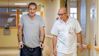 Lékaři pacientovi nahradili obě kyčle naráz. Taková operace se ale pro každého nehodí