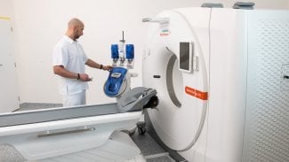 Nemocnice nabízí účinný obstřik bolavých zad s pomocí CT bez většího čekání