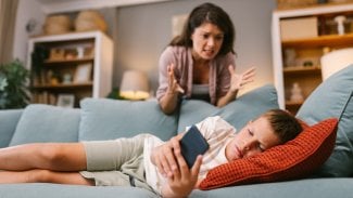 Jídlo bez mobilu, večerka „offline“ a jít příkladem. Lékaři sepsali desatero digitálního zdraví pro rodiče