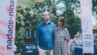 Se smrtí dcery se snaží vyrovnat tím, že shánějí peníze pro odborníky i ostatní rodiny