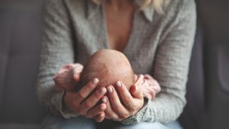 Když konec života přijde hned na začátku. Pomohou rituály i krabice na vzpomínky