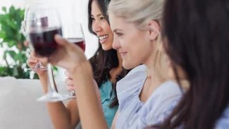 Alkohol škodí i v malých dávkách. Přesto si lidé myslí, že sklenka vína denně nevadí