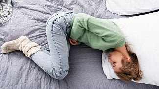 Kdy si s bolestí břicha poradíte sami a kdy se raději vydat k lékaři