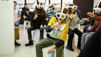 Zpomalit dýchání, soustředit se na imaginaci, radí žákům v programu o depresi