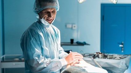 Motolští lékaři jako první odstranili nádor ze žaludku bez velké operace