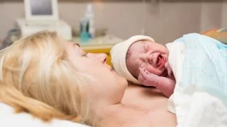 Rodiče patří k miminku, i když je nedonošené, učí se zdravotníci zásady nulové separace