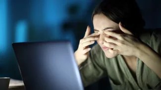 Syndrom suchého oka trápí čím dál více lidí. Pomáhá cvičení s očima, kapky, sérum i přístrojová léčba