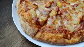 Ananas na pizzu nepatří, hlasovali Češi. Ale těsně, ve skutečnosti chutná mladým i seniorům