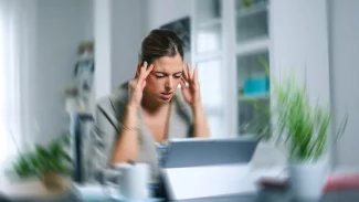 Mezi příznaky roztroušené sklerózy patří brnění končetin, poruchy zraku či emoční nestabilita