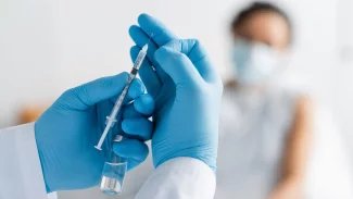 Covidu přibývá, o epidemii ale nejde. Lékaři mají vakcíny proti současné variantě