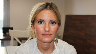 Máslové dorty už nikdo nechce, říkají v rodinné cukrárně. Míša zůstává