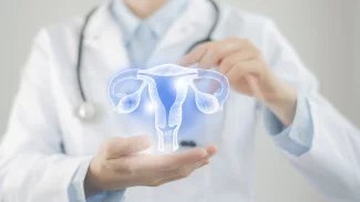 Rakovina děložního čípku je způsobena lidským papilomavirem. Příznaky se mohou objevit až za několik let