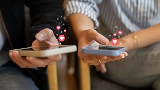 Doteky nahrazuje scrollování na mobilu. Za poklesem porodnosti vidí lékaři i digitální sterilitu
