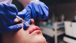 Injekce s výplněmi proti vráskám mohou zničit obličej. Náprava stojí desítky tisíc a je nejistá