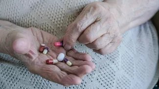 Lékaři budou radit seniorům, kteří berou pět a více léků, jestli jim jejich kombinace neškodí