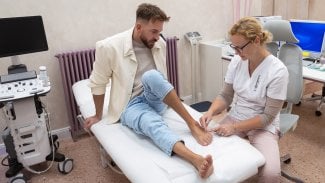 Tvrdili mi, že nebudu chodit, říká kadeřník Tomáš Arsov. Sádry měl až ke kyčlím