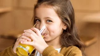 Alespoň čtvrt litru ráno, alespoň šestkrát během dne. Lékaři vyčíslili, kolik toho mají děti vypít