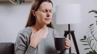 Bolest v krku při polykání je běžným příznakem virózy nebo angíny. Může vystřelovat až do ucha