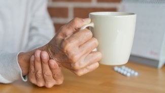 Posun v léčbě Parkinsona: Ztuhlost i třes potlačí nový typ stimulátoru