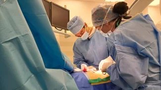 Chronickou bolest kříže pacientovi tlumí implantát, který není potřeba nijak ovládat