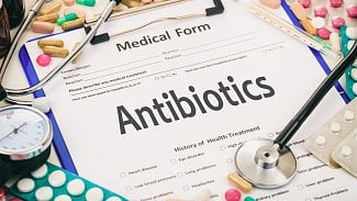 Léčba infekcí kdysi a dnes: od pouštění žilou k antibiotikům
