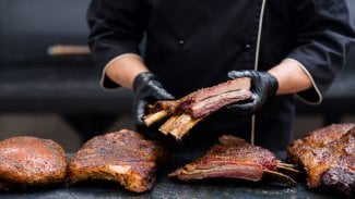 Kouřová aromata sýrů, masa či třeba chipsů končí. Uzená příchuť ohrožuje zdraví