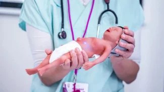 Chrčí, modrá a tepe. U Apolináře učí lékaře zachraňovat nedonošence, používají model dítěte