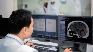 VZP uhradí některým pacientům léčbu rakoviny mozku metodou TTF Optune