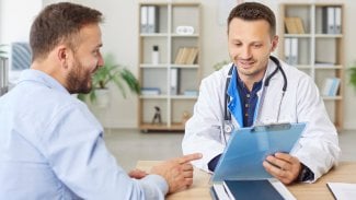 Na jaké preventivní prohlídky mají nárok muži? Přehled od prostaty po břišní aortu