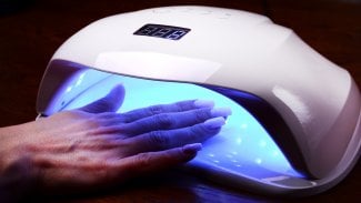 Chemikálie používaná na umělé nehty škodí plodnosti, salony ji od září nesmí vůbec používat