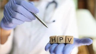 Lékaři doporučují, aby se mladí lidé nechali očkovat proti HPV. Dá se tak předejít rakovině