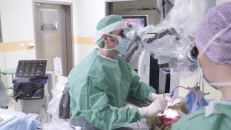 Motolští lékaři odpojili dívce zadní část mozku, aby ji zbavili epilepsie