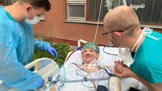 Pacient napojený na mimotělní oběh se díky zdravotníkům dostal na chvíli ven