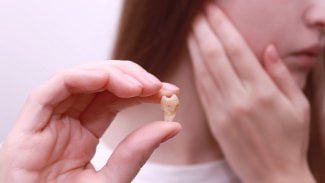 Osmičky vyndá jakýkoliv zubař, lepší je ale jít za specialistou. Nově si ho vyhledáte online