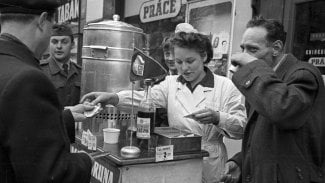 Dá si někdo čaj s rumem? Fotografie z Prahy z roku 1956.