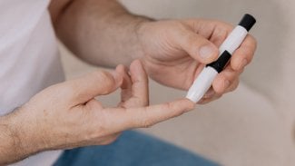 Kvůli cukrovce přišel o dva prsty, další mu zachránil angiolog. Jenže těch je málo