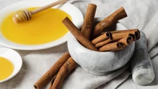 Na počínající nachlazení zkuste po lžičkách mlsat skořici s medem